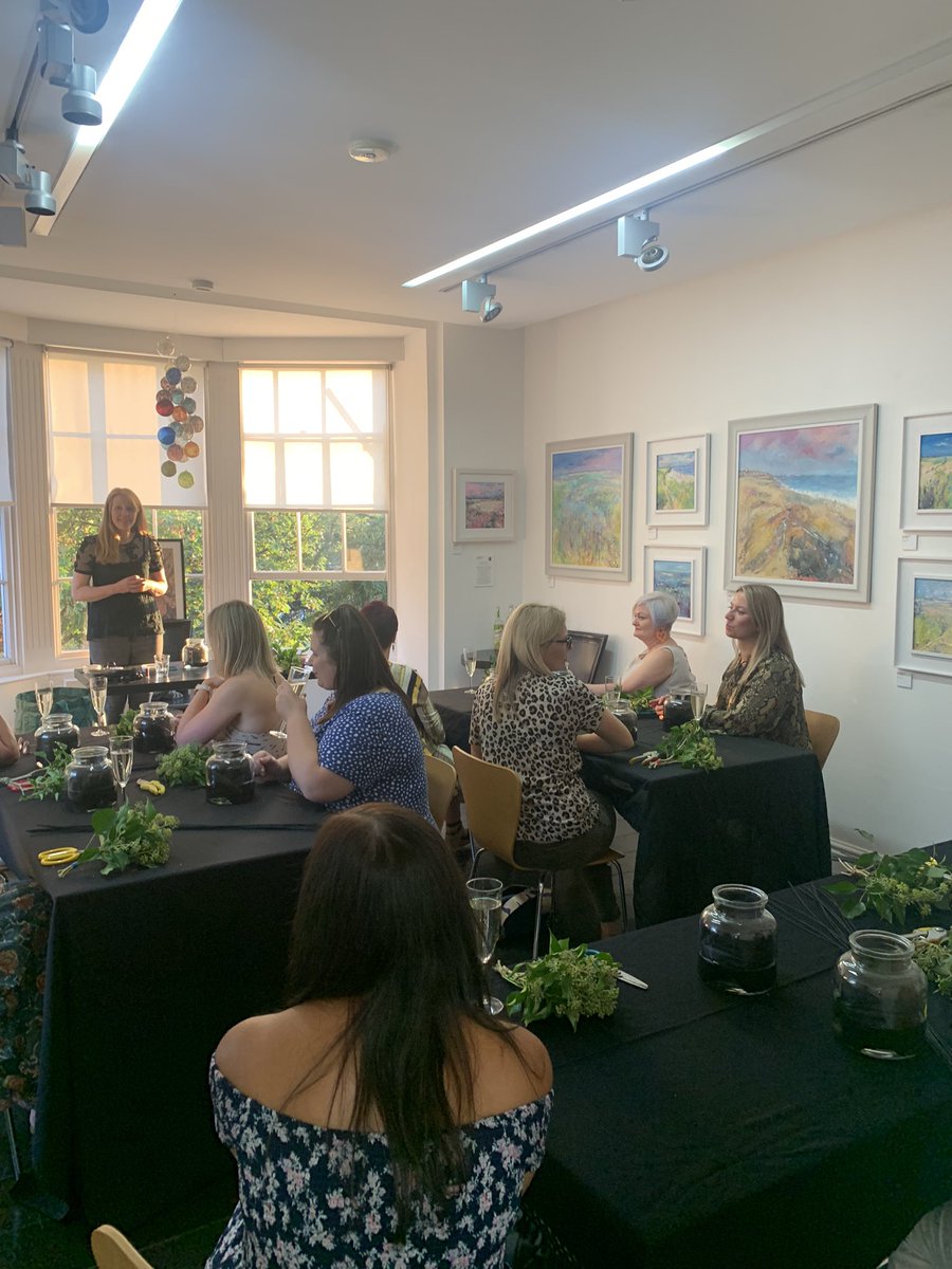 78Derngate's tweet photo. Thank you to all our budding florists who came to our Fizz &amp; Flowers event as part of the Nene Valley Festival! 

And a special thank you to Claire at @florryflorals for her fantastic workshop &amp; Mackintosh inspired floral display. 

We hope you all had a great time. 💐🥂 https://t.co/lmPyFtJSAw