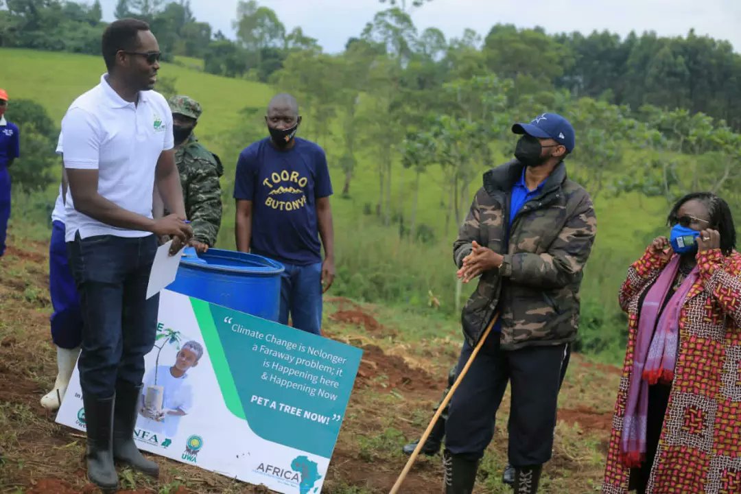 BismacAmumpaire's tweet photo. It's an inspiration to see our cultural leaders organizations engaging in avenues that look at addressing #ClimateChangeIssues
In order to restore the country’s forest and green cover, #PetATree is fronting planting of more than 20 million trees by 2026 targeting 3.5 ... https://t.co/LoKkq0enc9