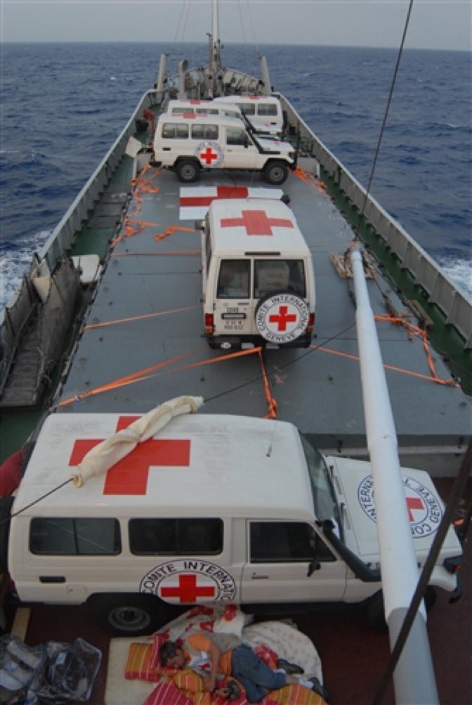 robert_mardini's tweet photo. Delighted &amp; grateful to seal a new partnership with @cmacgm Foundation today. The ‘Containers of Hope’ will enable @ICRC to ship 500 containers of humanitarian aid to people affected by conflict around the 🌍. We look forward to finding more ways to reach those in need, together. https://t.co/thShXuZuo3