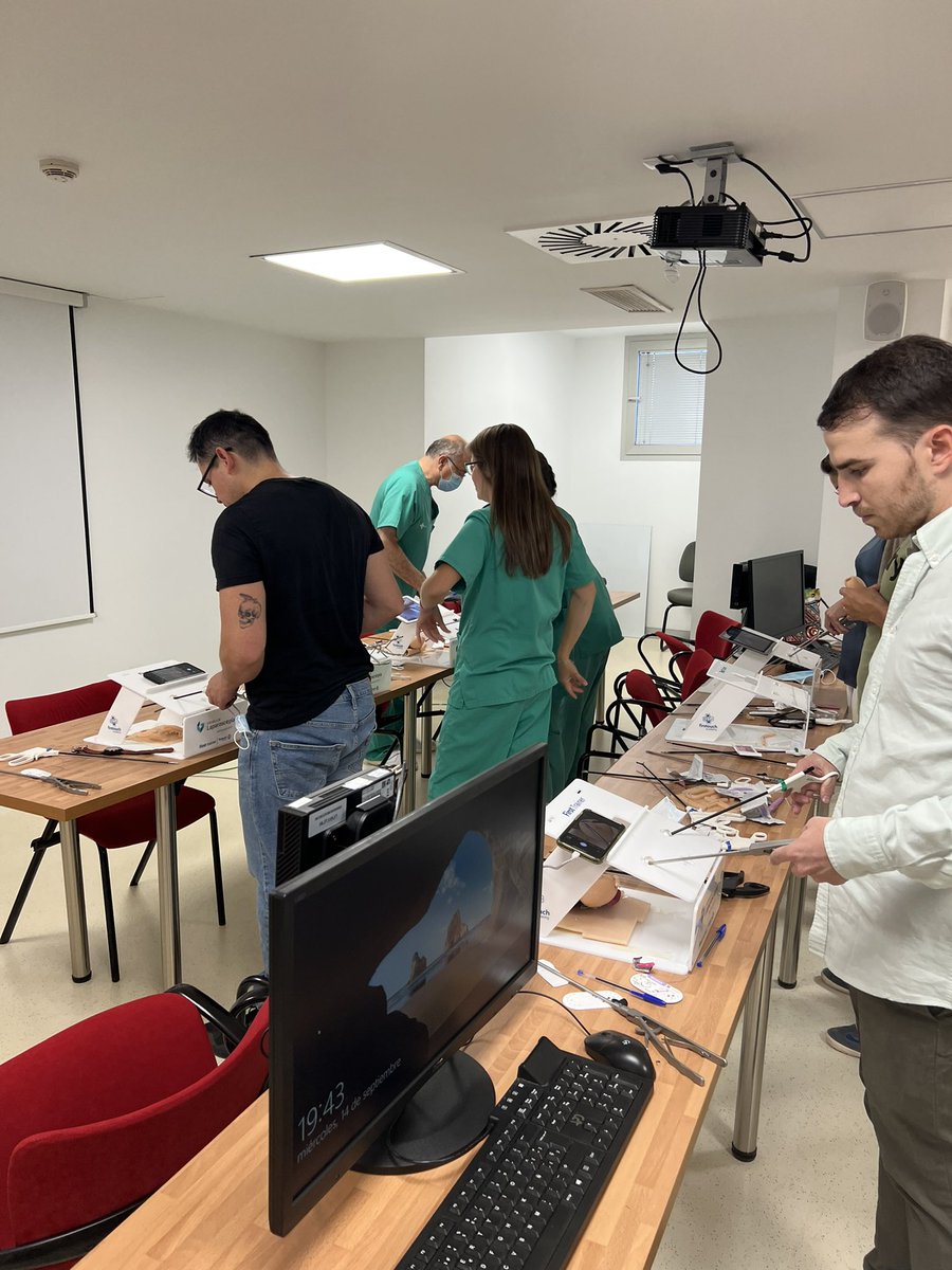 icastivela's tweet photo. CURSO DE SIMULACIÓN AVANZADA EN PIELOPLASTIA. #Training4All reinicia el camino en Segovia. 8 alumnos. 4 horas de entrenamiento avanzado. Gracias a Javier Sanz por la invitación y @CasenRecordati @bbraun_com @MedtronicES por el apoyo. @ResidentesAEU @ResidentesCAU https://t.co/k8UlMatbpZ