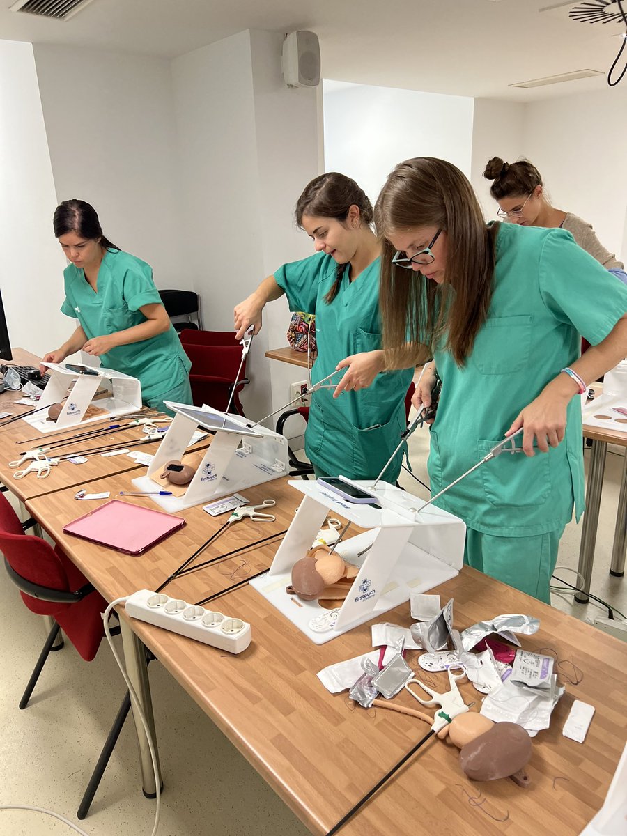 icastivela's tweet photo. CURSO DE SIMULACIÓN AVANZADA EN PIELOPLASTIA. #Training4All reinicia el camino en Segovia. 8 alumnos. 4 horas de entrenamiento avanzado. Gracias a Javier Sanz por la invitación y @CasenRecordati @bbraun_com @MedtronicES por el apoyo. @ResidentesAEU @ResidentesCAU https://t.co/k8UlMatbpZ