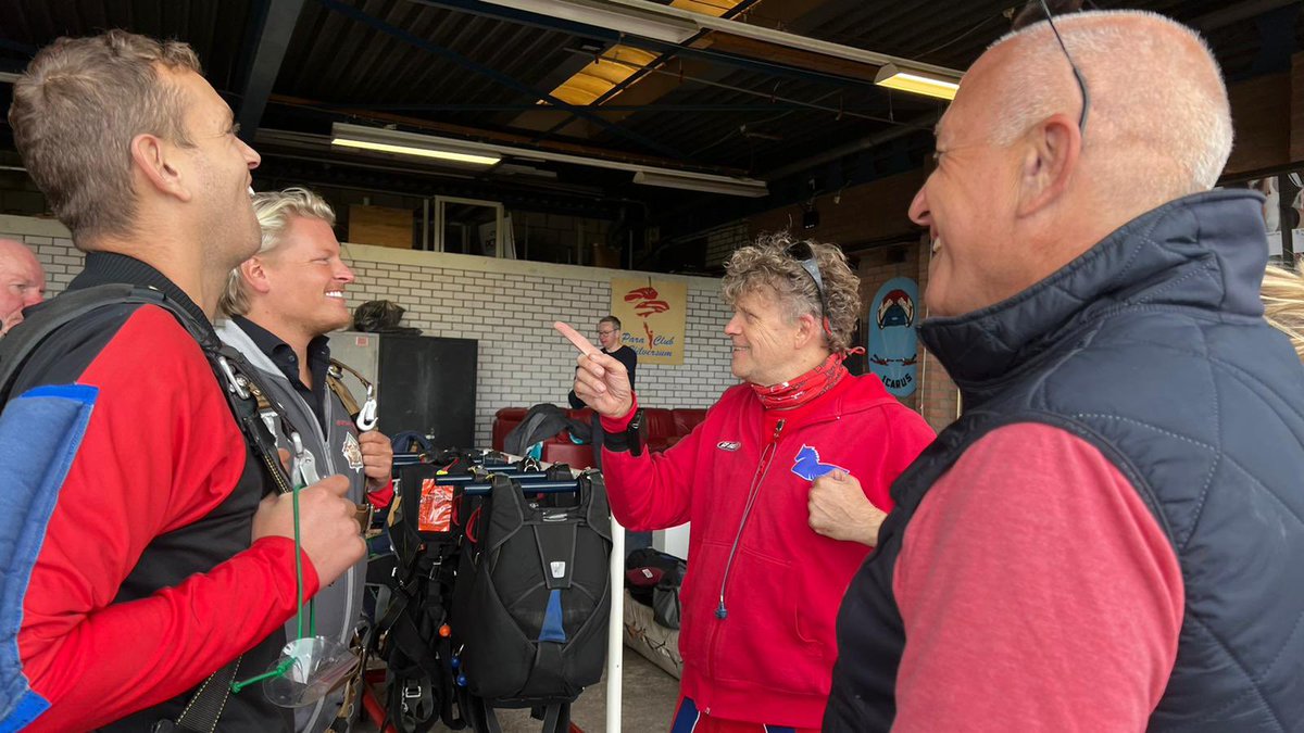 TimCoronel's tweet image. Instructies parachute springen 🪂🪂🪂#hilversum #parachute #springen