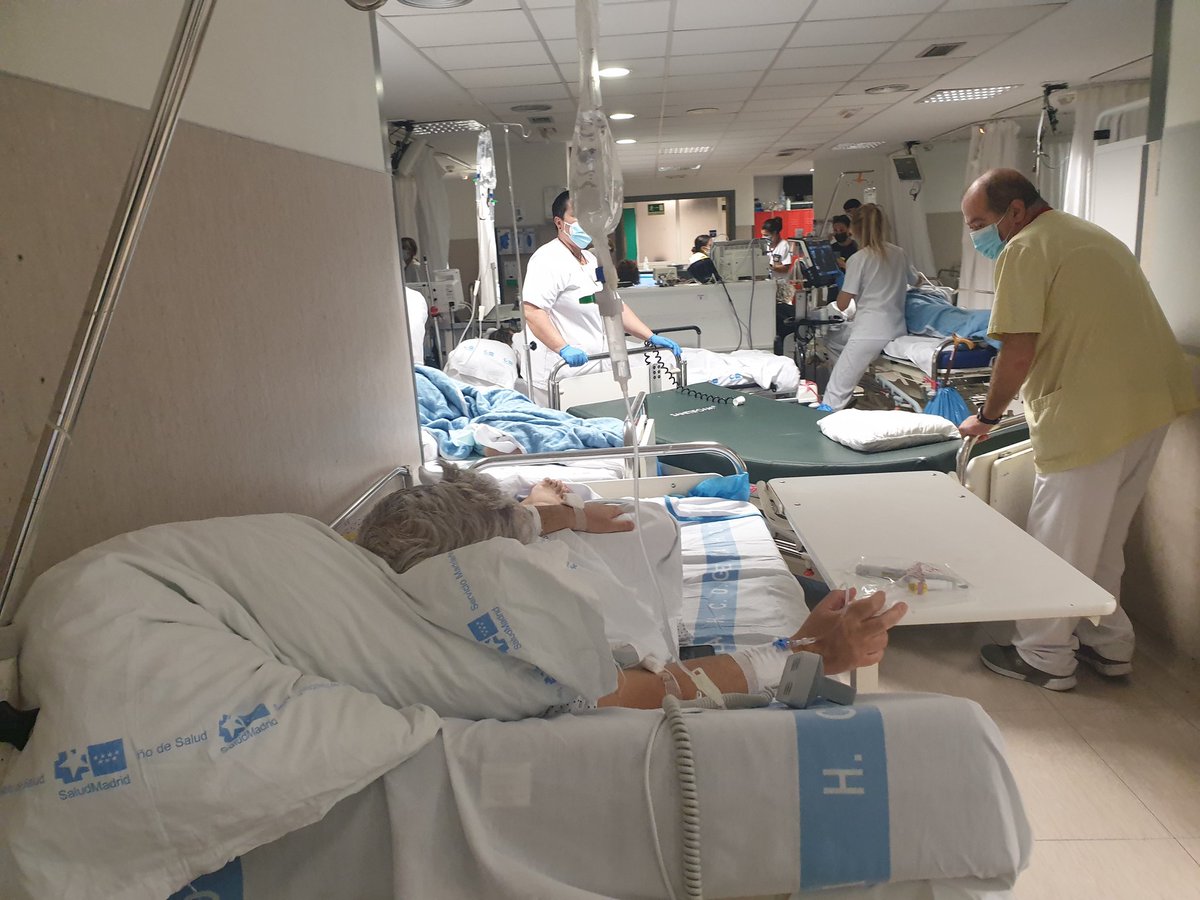 Situación CRÍTICA en la urgencia de La Paz. Pacientes en el pasillo por falta de camas en el hospital.

¿Por qué? 

Porque la situación con las listas de espera quirúrgicas se está yendo de madre, pero también tenemos cerrados los SUAP (urgencias de atención primaria)

(HILO)