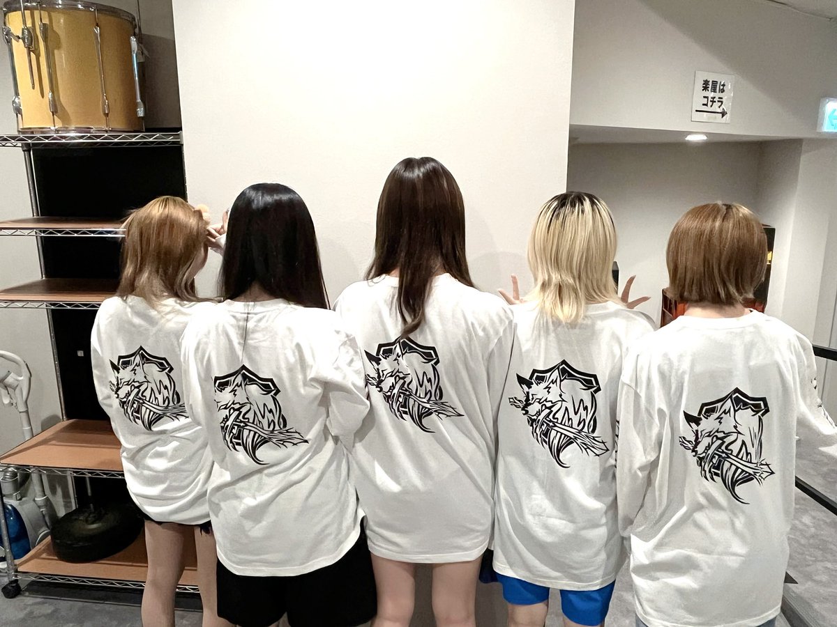CALETWOLF_info's tweet photo. 【🎉フォロワー500人突破記念🎉】

新グッズのロンT黒verを動員特典のCW TICKET15枚で交換可能に!!

またこちらのツイートのRTと、このアカウントのフォローしていただいてる方の中から抽選でロングTシャツ白、黒を1枚ずつプレゼント✨🎁

(応募は9/23 23:59まで、当選者にはDM送らせていただきます) https://t.co/vViDySLjTQ