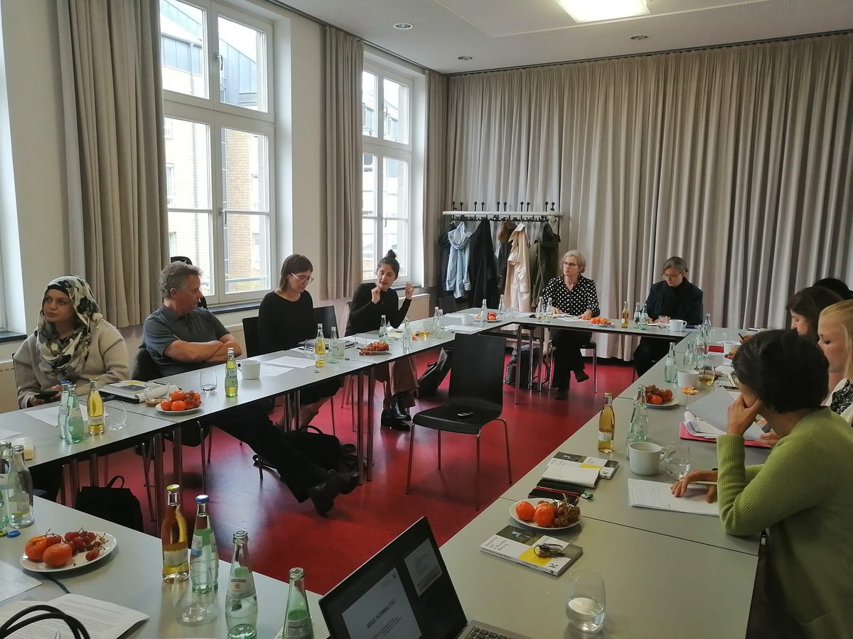 Heute tagt der Runde Tisch Diversität NRW im Frauenkulturbüro in Krefeld. Zu Gast: Catrin Boß und Robert Hillmanns vom Ministerium für Kultur und Wissenschaft NRW – wir freuen uns über den Austausch von diversitätsorientierten Ansätzen und Strategien!