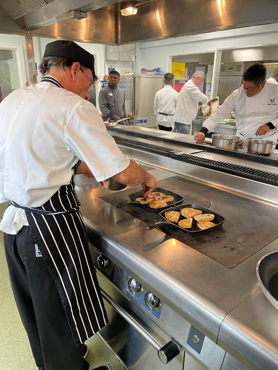 humaneworlduk's tweet photo. Simply changing the way we eat can have a huge impact on climate, our health and, of course, animals. Our #ForwardFood training session with @jennychandleruk &amp; @circulareconomy today is helping inspire 15 exec chefs from 7 London unis to add more #plantbased meals to their menus! https://t.co/hsN3dsanwt