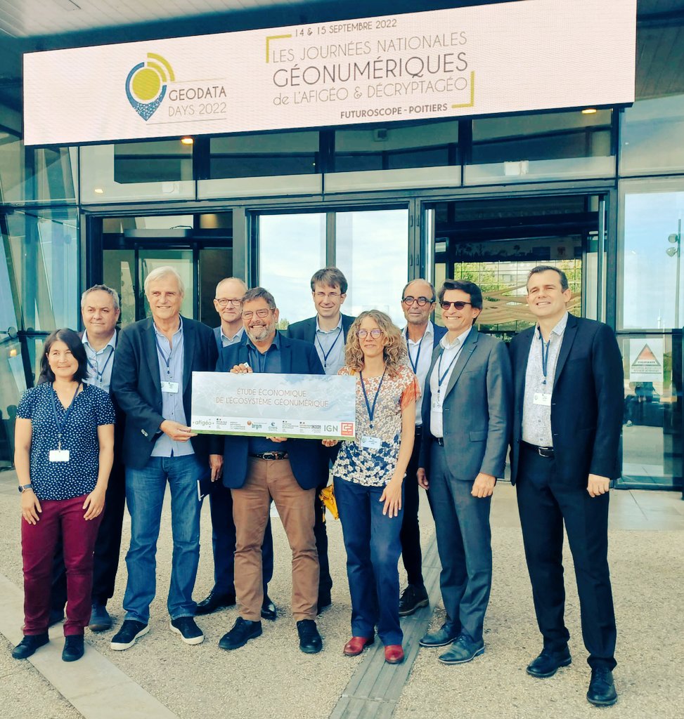 ThomasCOTTINET's tweet photo. #Geodatadays - lancement de l'étude économique de l'écosystème #géonumérique 🇨🇵 : une cartographie et valorisation de l'excellence de cette #filière de la donnée géographique, un écosystème essentiel pour la #TransitionEcologique écologique et la #souveraineté https://t.co/YVynfqYBJ5