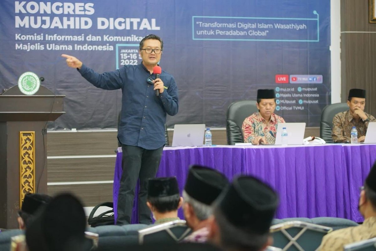 ismailfahmi's tweet photo. Kongres #MujahidDigital @MUIPusat
Sepatu warna orange sepertinya bikin lebih seger. https://t.co/oC069oN1Yn