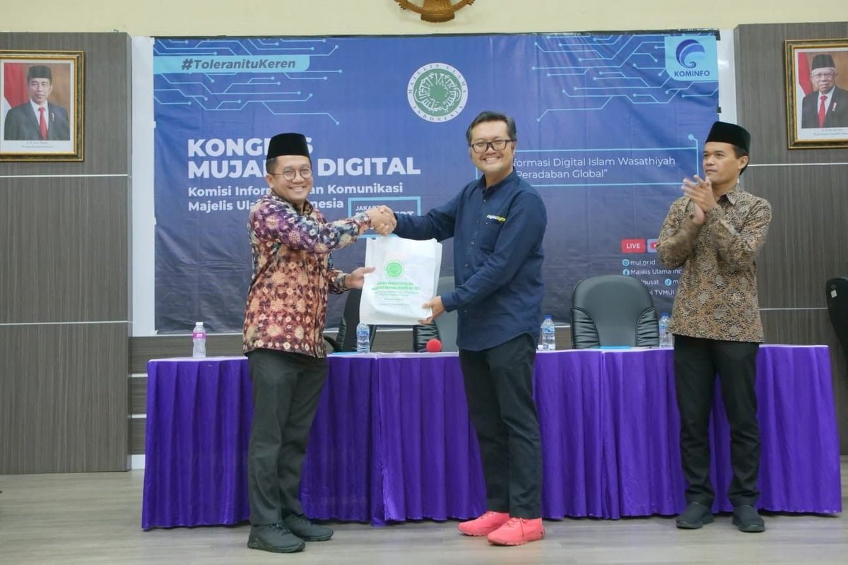 ismailfahmi's tweet photo. Kongres #MujahidDigital @MUIPusat
Sepatu warna orange sepertinya bikin lebih seger. https://t.co/oC069oN1Yn