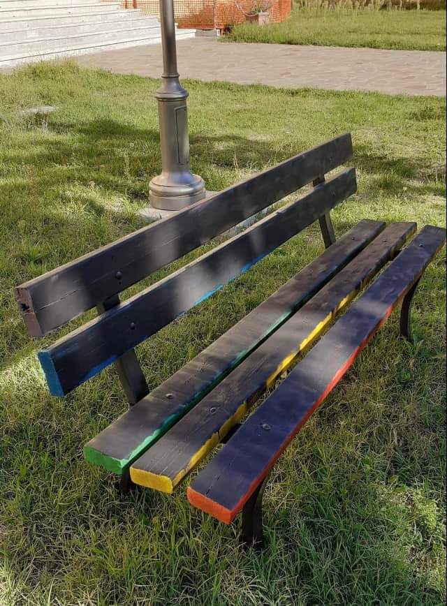 AlekosPrete's tweet photo. Una colata di nero a spegnere i colori della panchina arcobaleno di San Pietro in Casale (Bo). Con la stessa bomboletta, su un panettone stradale poco distante, è stata disegnata una svastica. #Matrice? https://t.co/VFw3JDdZEe