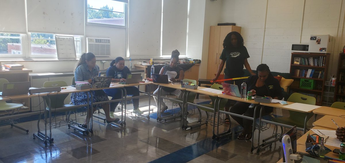 CreativeMcGill1's tweet photo. Real Leaders...Reproduce #Geeseformation @CharlesHartMS ELA DEPARTMENT is Full of Talent and Expertise! Great Job with leading the Shared Learning Ms. Simmons! https://t.co/526FFHV5A9