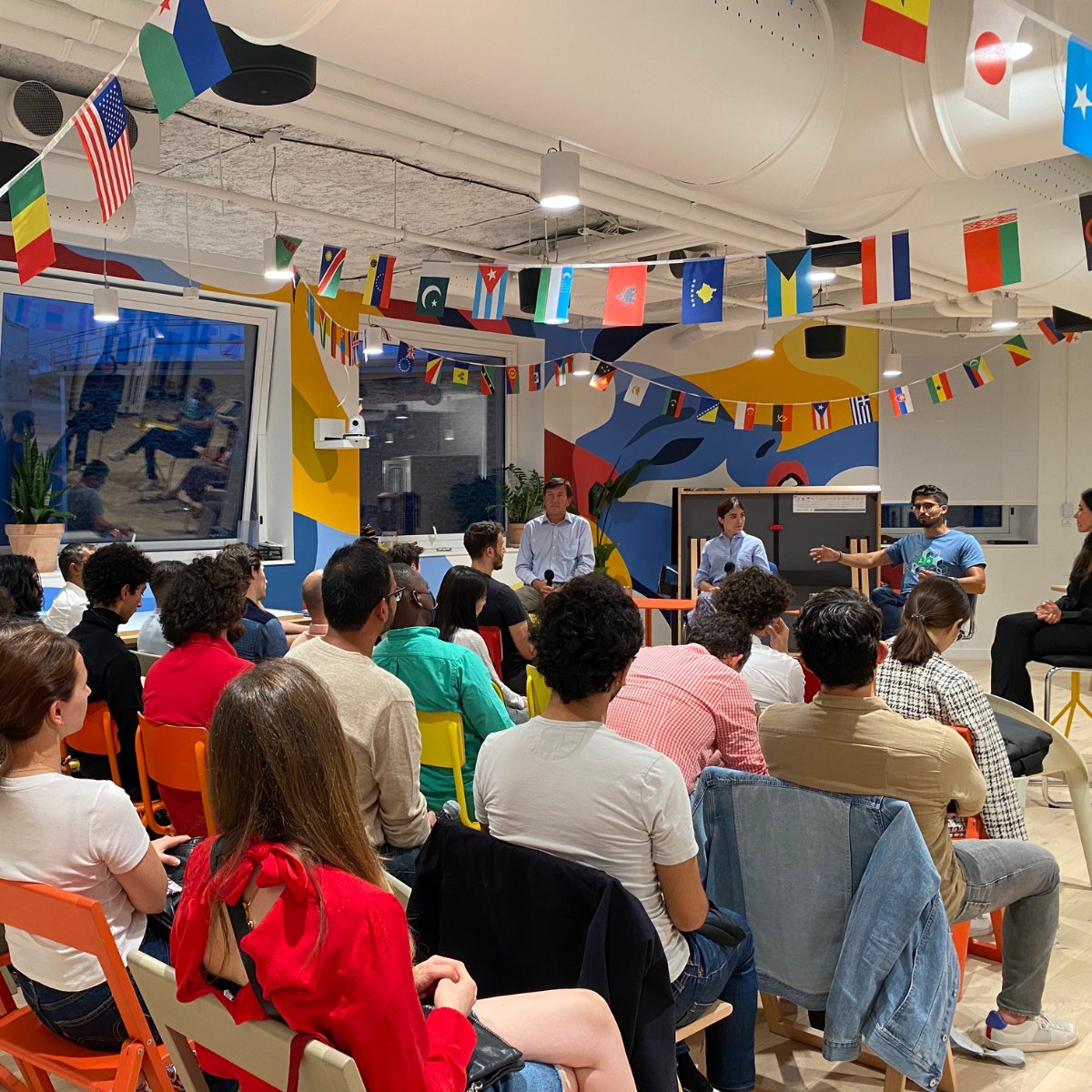PonicodeDev's tweet photo. It was great seeing everybody at the #AIMeetup Paris 2022 🚀 Thanks to our speakers for sharing their knowledge &amp; to @Contentsquare for making it happen ✨ Join our AI Meetup community to continue to explore topics around AI &amp; join us on future events 😎 https://t.co/OsyfnvpySZ https://t.co/7kDTW0QonK