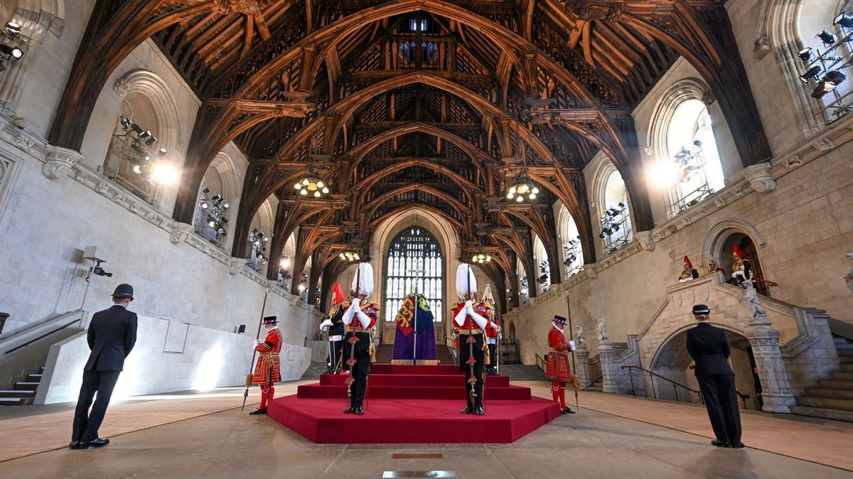 elbarroquista's tweet photo. La capilla ardiente de la reina Isabel II está ubicada en Westminster Hall, la sala más antigua del parlamento británico y probablemente la más valiosa.

Si te suena su aspecto es quizás porque es la inspiración del famoso comedor de Harry Potter.

HILO de funerales y Hogwarts https://t.co/qRjuKqI3hQ