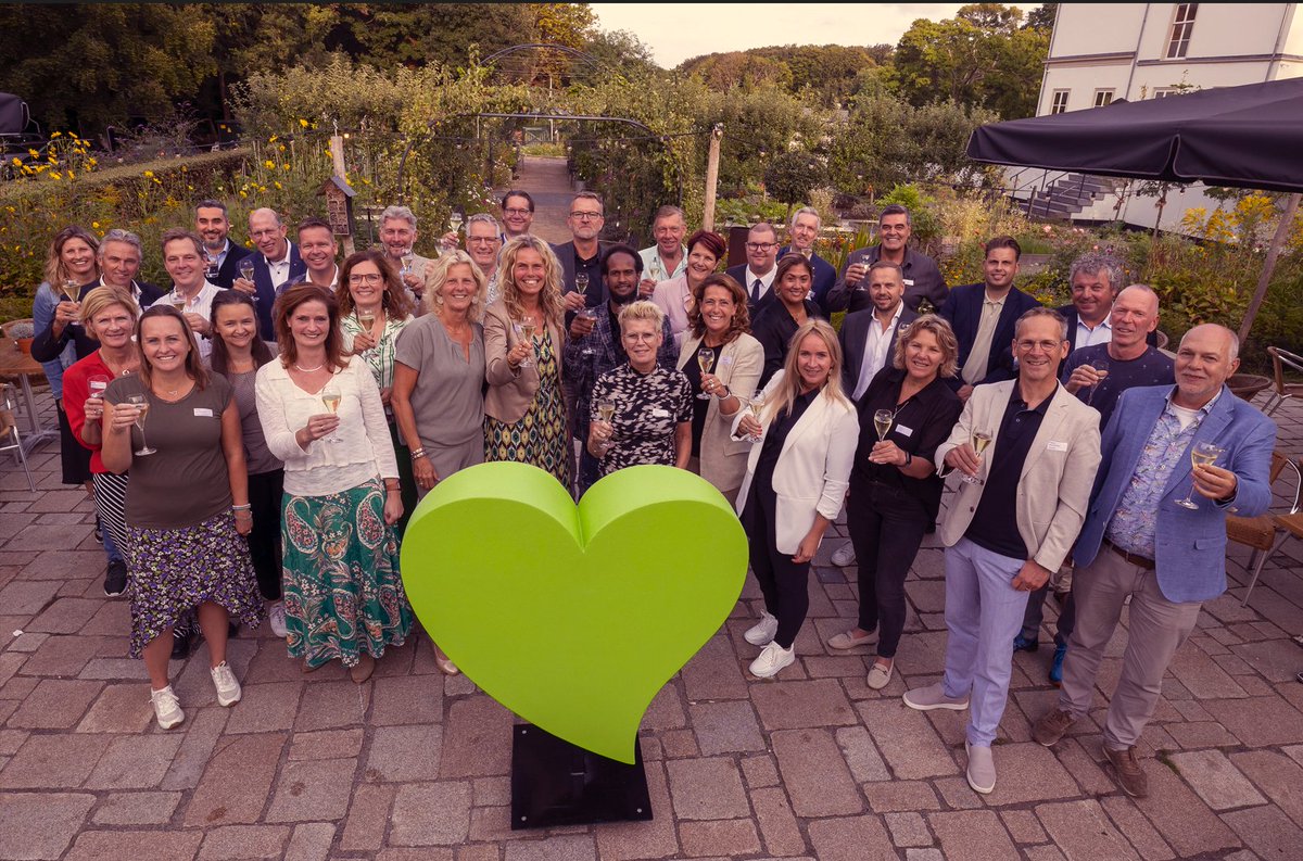 Afsluiting op het zonnige terras van <a href="/VillaOckenburgh/">Villa Ockenburgh - SHBO Ockenburgh</a> van de geslaagde viering van het 10-jarig bestaan van MVO Westland/het zomerevent! Met dank voor alle vertrouwen, de inspanningen en betrokkenheid in deze 10 jaar. Laten wij die energie met elkaar vasthouden en uitbreiden!