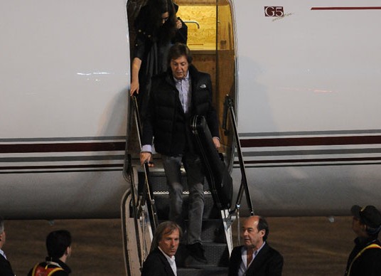 paulmccartneypy's tweet photo. #tbt de Paul McCartney llegando a Paraguay.
Ya llega el tributo a los 10 años de Paul en Paraguay, 29 de setiembre en el Teatro Municipal de Asuncion. No faltes! https://t.co/5OV3ULy67a