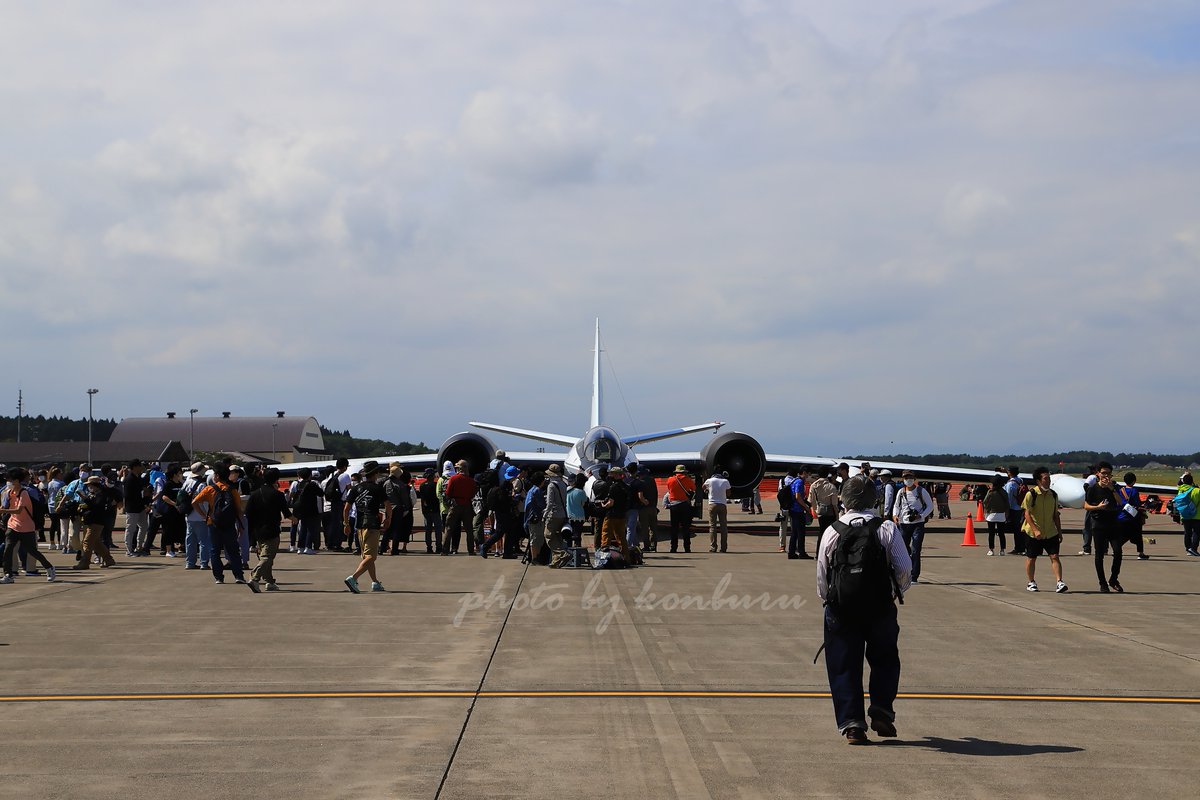 k12_konburu's tweet photo. 三沢基地航空祭2022でサプライズ展示のNASA・WB-52F。
その特異なワイドスパンを表現したくてギャラリーも・・・
皆機体を見てる
#三沢基地
#NASA
#WB57F https://t.co/T2SN9FaToN