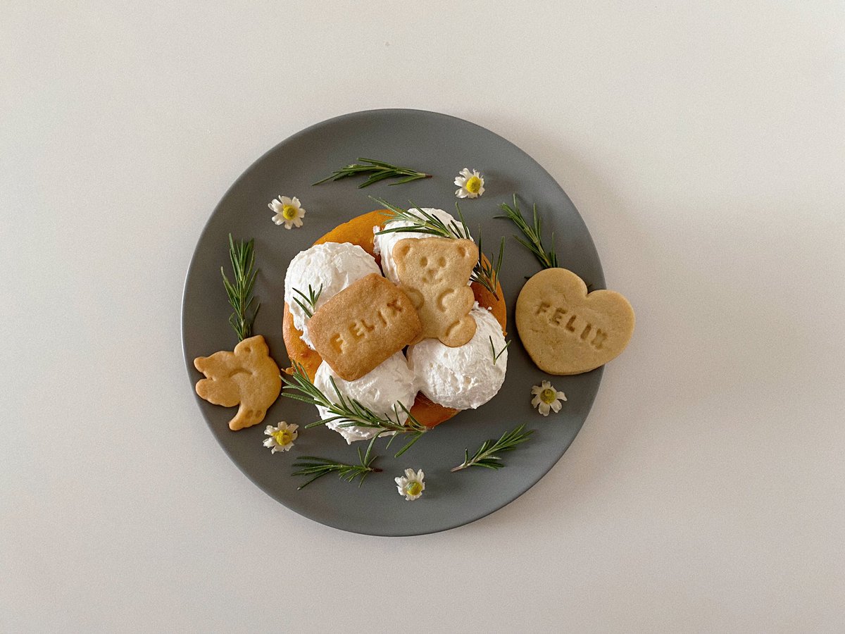 corokkoch's tweet photo. 今回も作ったぞ！！

かぼちゃのチーズケーキとクッキー焼いてそれなりの飾りつけ🌼🍃

Happyぴりくすday最高😉💛 https://t.co/cY6zWfi1di