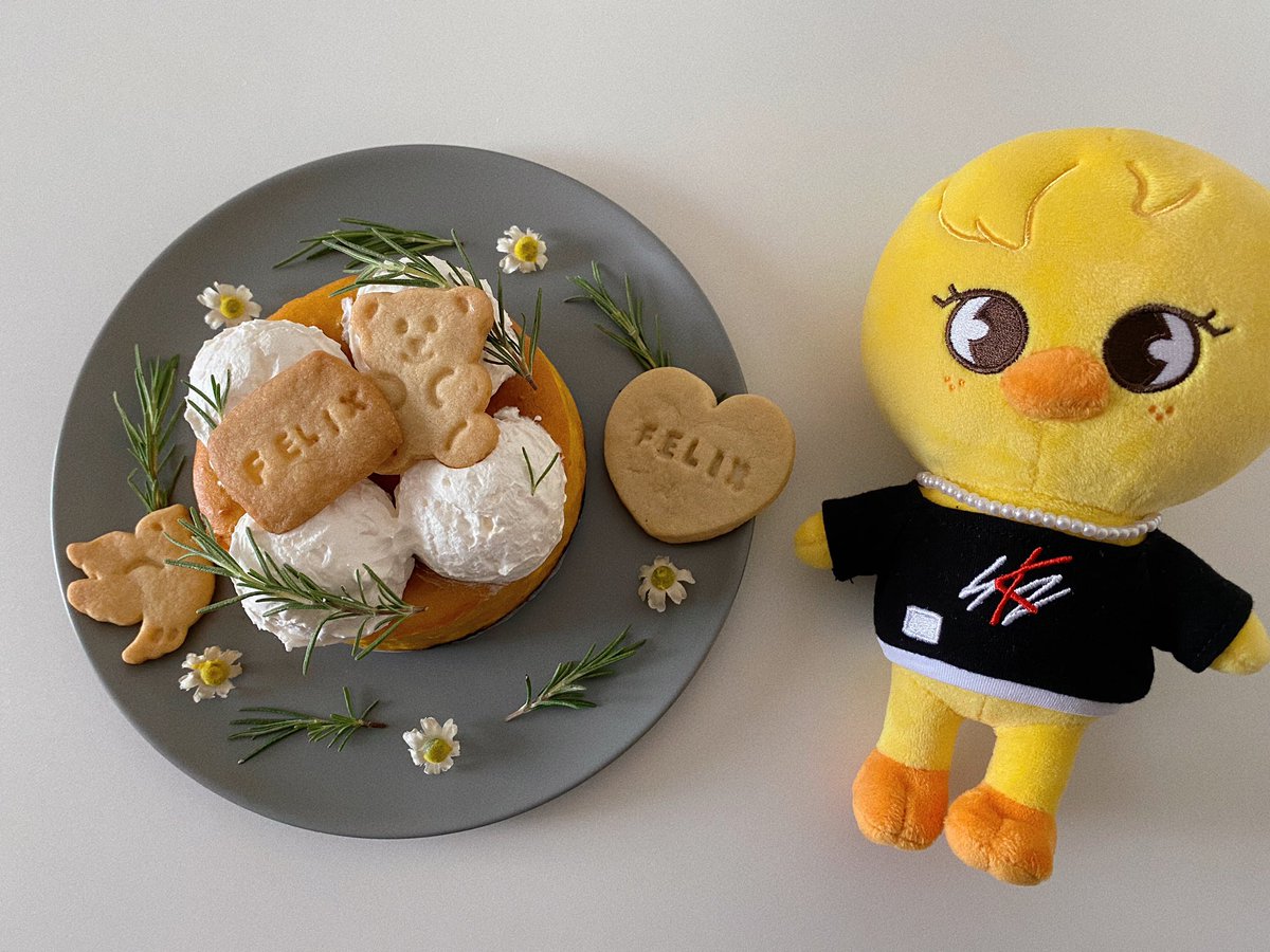 corokkoch's tweet photo. 今回も作ったぞ！！

かぼちゃのチーズケーキとクッキー焼いてそれなりの飾りつけ🌼🍃

Happyぴりくすday最高😉💛 https://t.co/cY6zWfi1di