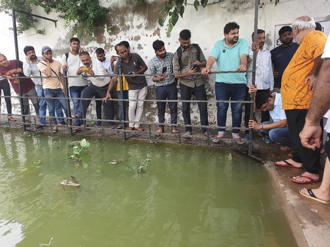 HirenAntani's tweet photo. #ભુજ નું હમીરસર તળાવ ઓગની ગયું છે. સમસ્ત ભુજ માં ઉત્સવ નો માહોલ છવાયો છે. લોકો નીરને વધાવવા હમીરસર કાંઠે ઉમટી પડ્યા છે. પરંપરા અનુસાર શહેર હમીરસર ઓગનવા ની ખુશીમાં આવતીકાલે જાહેર રજા પાળશે.
😀
#bhuj
#hamirsar #Kutch https://t.co/WxtR5A8bnd
