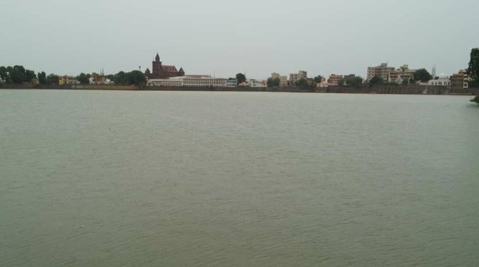 HirenAntani's tweet photo. #ભુજ નું હમીરસર તળાવ ઓગની ગયું છે. સમસ્ત ભુજ માં ઉત્સવ નો માહોલ છવાયો છે. લોકો નીરને વધાવવા હમીરસર કાંઠે ઉમટી પડ્યા છે. પરંપરા અનુસાર શહેર હમીરસર ઓગનવા ની ખુશીમાં આવતીકાલે જાહેર રજા પાળશે.
😀
#bhuj
#hamirsar #Kutch https://t.co/WxtR5A8bnd