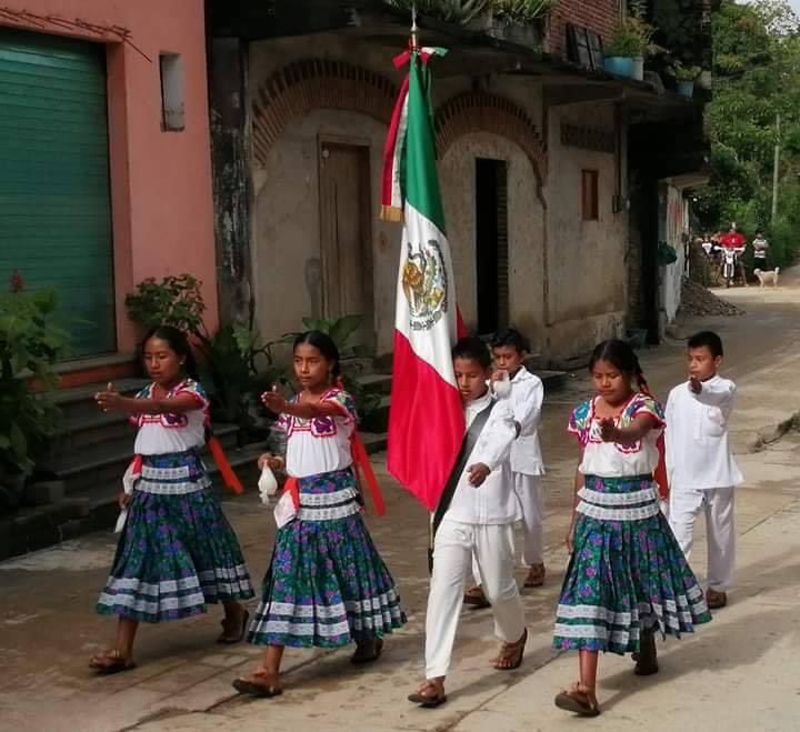 ¿ Describe la imagen con una sola palabra ? 🇲🇽🫶🏻😍🤔❤️🙋‍♀️👇🏻