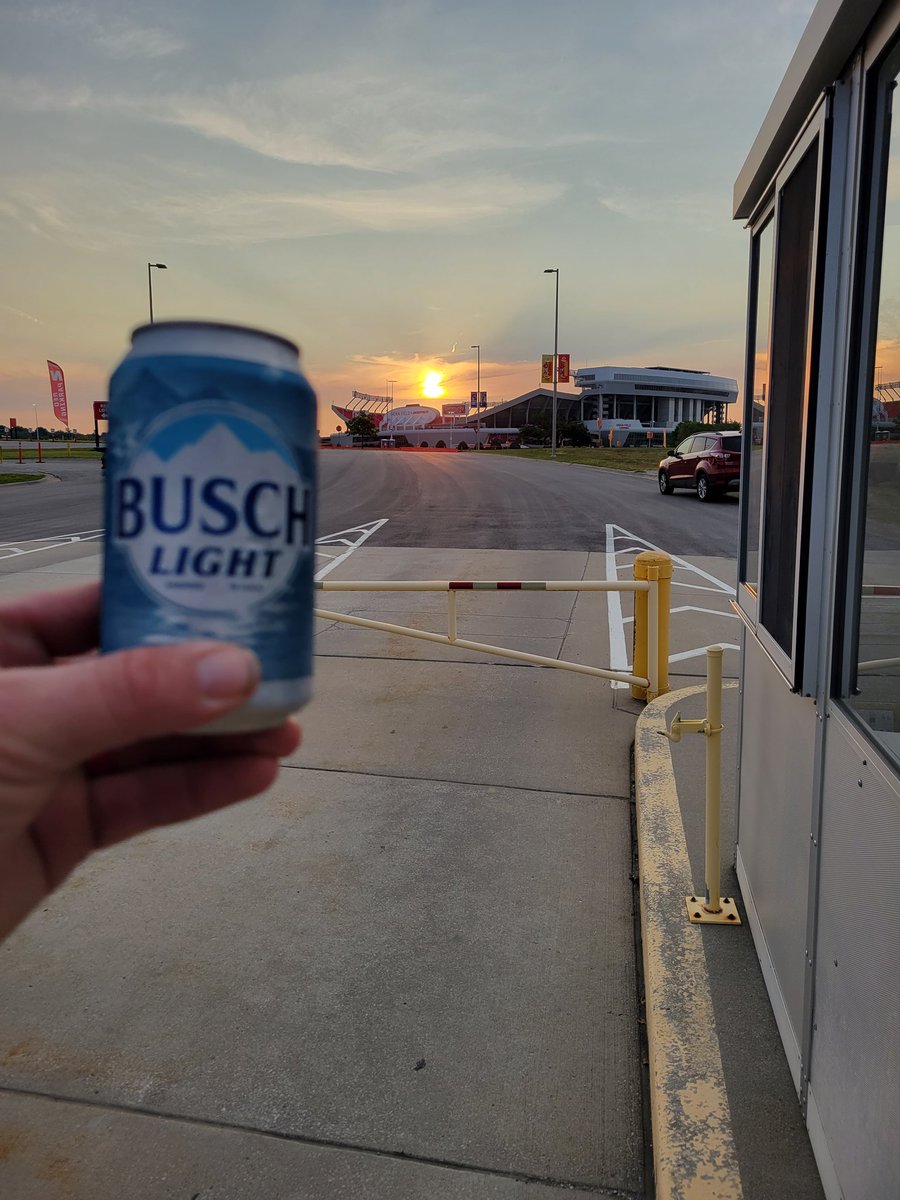 Gate5N's tweet image. WingNutz here bright and early this morning no better way to start a Thursday GameDay than a @BuschBeer and a sunrise over Arrowhead