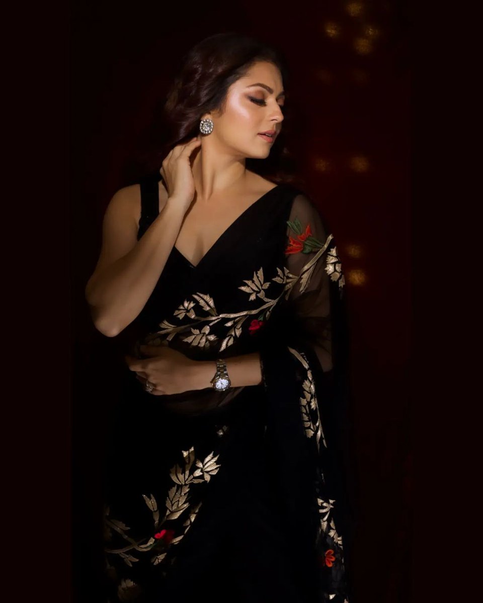 What I meant is, science says that there are certain structures of human form that are naturally more attractive to our eyes n mind than others... And she is THAT "beautiful"...
#DrashtiDhami