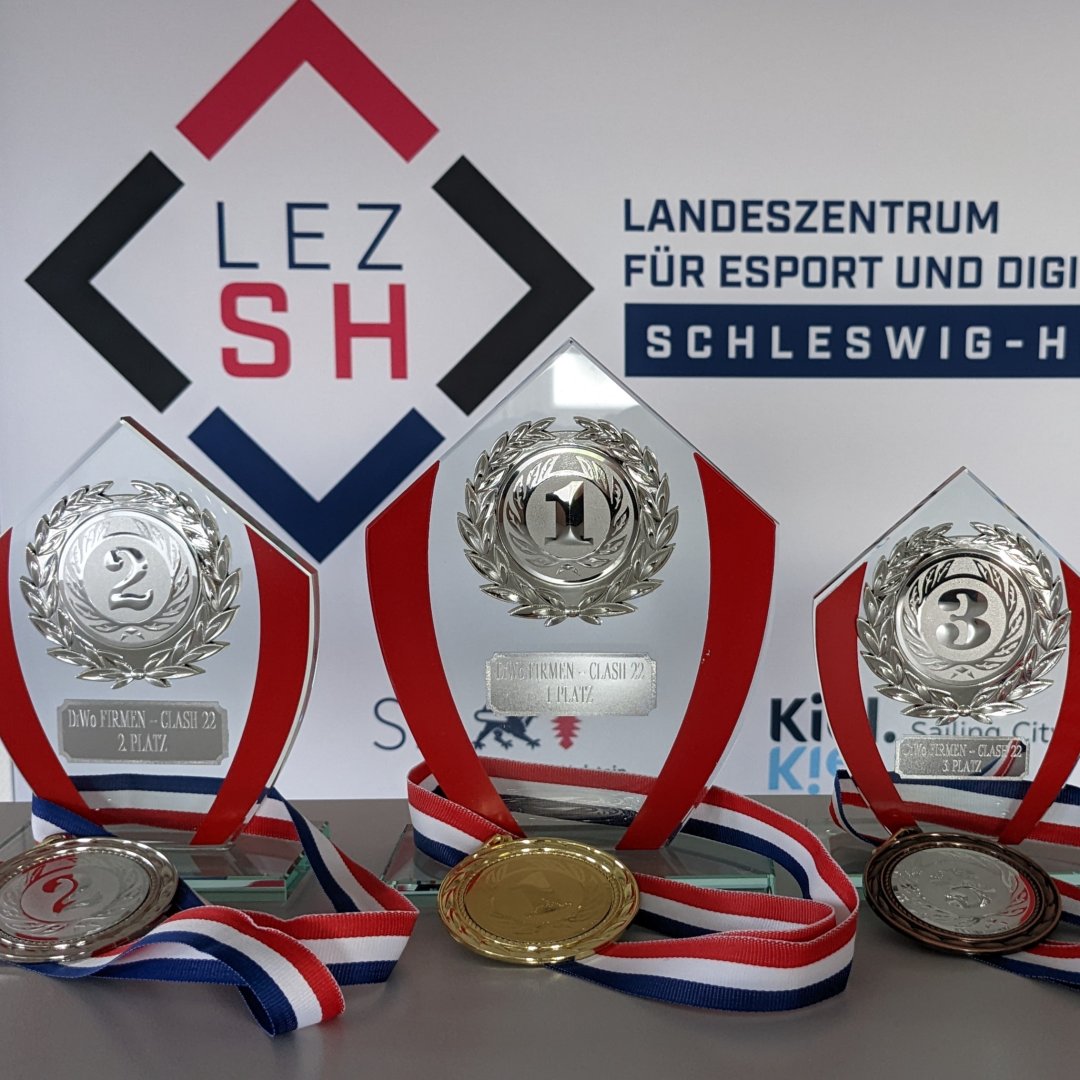 LEsportZ_SH's tweet photo. Heute um 17 Uhr startet das große Finale des #RocketLeague Firmencups in der @diwokiel. @telekom_zockt, TNG Stadtnetz, @geprogg, @foerdesparkasse, @gamesbyseal &amp; Final Escape kämpfen um die Siegertrophäe. 

Alle Kolleg*innen drücken hoffentlich die Daumen: https://t.co/9BUNgAIbd2 https://t.co/pQi5SRQfPe