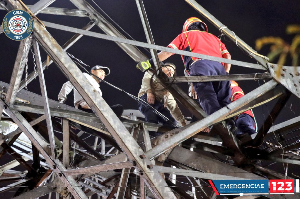 vichoguate's tweet photo. 20 personas escalaron parte de la Torre del Reformador, pero ya no pudieron bajar.

Bomberos Municipales los ayudaron a descender. https://t.co/k4Ka1QWdZi