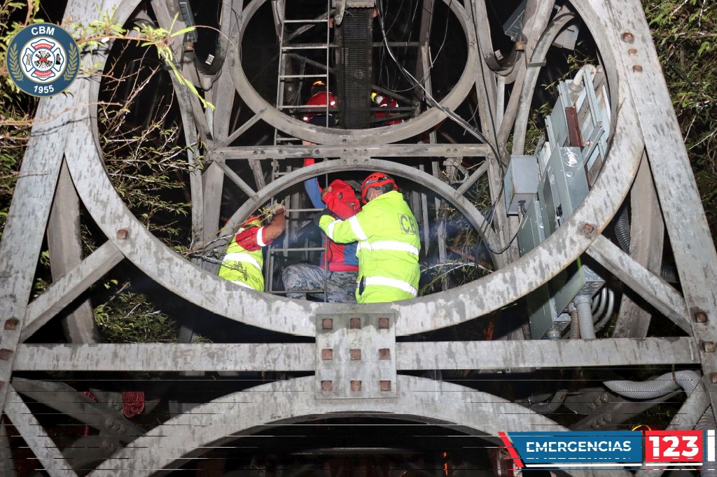 vichoguate's tweet photo. 20 personas escalaron parte de la Torre del Reformador, pero ya no pudieron bajar.

Bomberos Municipales los ayudaron a descender. https://t.co/k4Ka1QWdZi