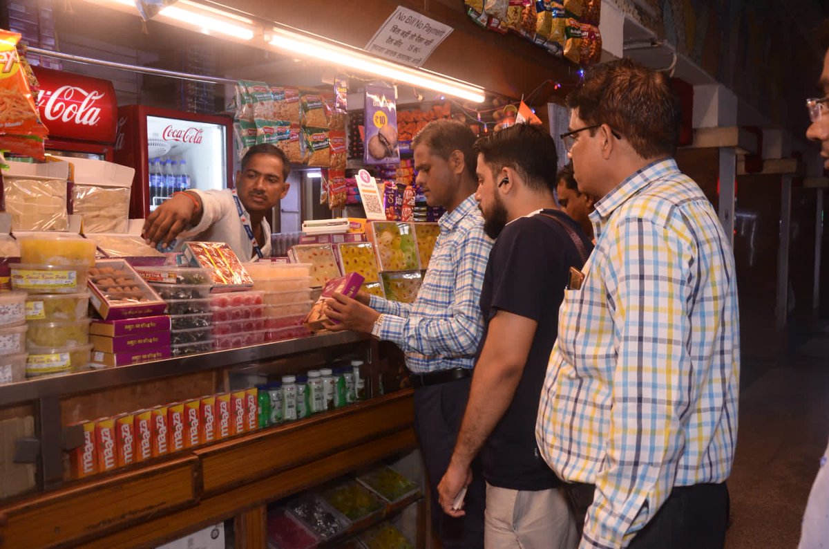 आगरा मंडल मे वाणिज्य विभाग द्वारा आरपीएफ की टीम के साथ संयुक्त रूप से  निरीक्षण में दिनांक:01.04.22 से      31.08.22 तक  कुल 707अवैध वेंडर/हॉकर पर विधिक कार्यवाई की गई है जिसके तहत रुपये 977225/-अर्थदंड एवं विभिन्न  लाइसेंसी पर कुल 11 लाख रुपए का आर्थिक जुर्माना लगाया गया है।