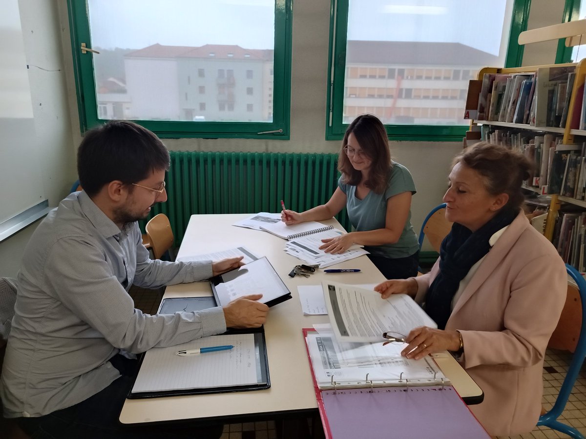 EcoleJussey's tweet photo. Préparation, lors de la pause méridienne, de la séquence de co-intervention en anglais, autour du thème d'Harry Potter, entre deux professeurs des écoles et un professeur du collège de Jussey #ecoledusocle @PhDestable @NathalieAlber15 @DSDEN70 @acbesancon @mickaelporte @vesoul2 https://t.co/tbn2Q9PvcJ