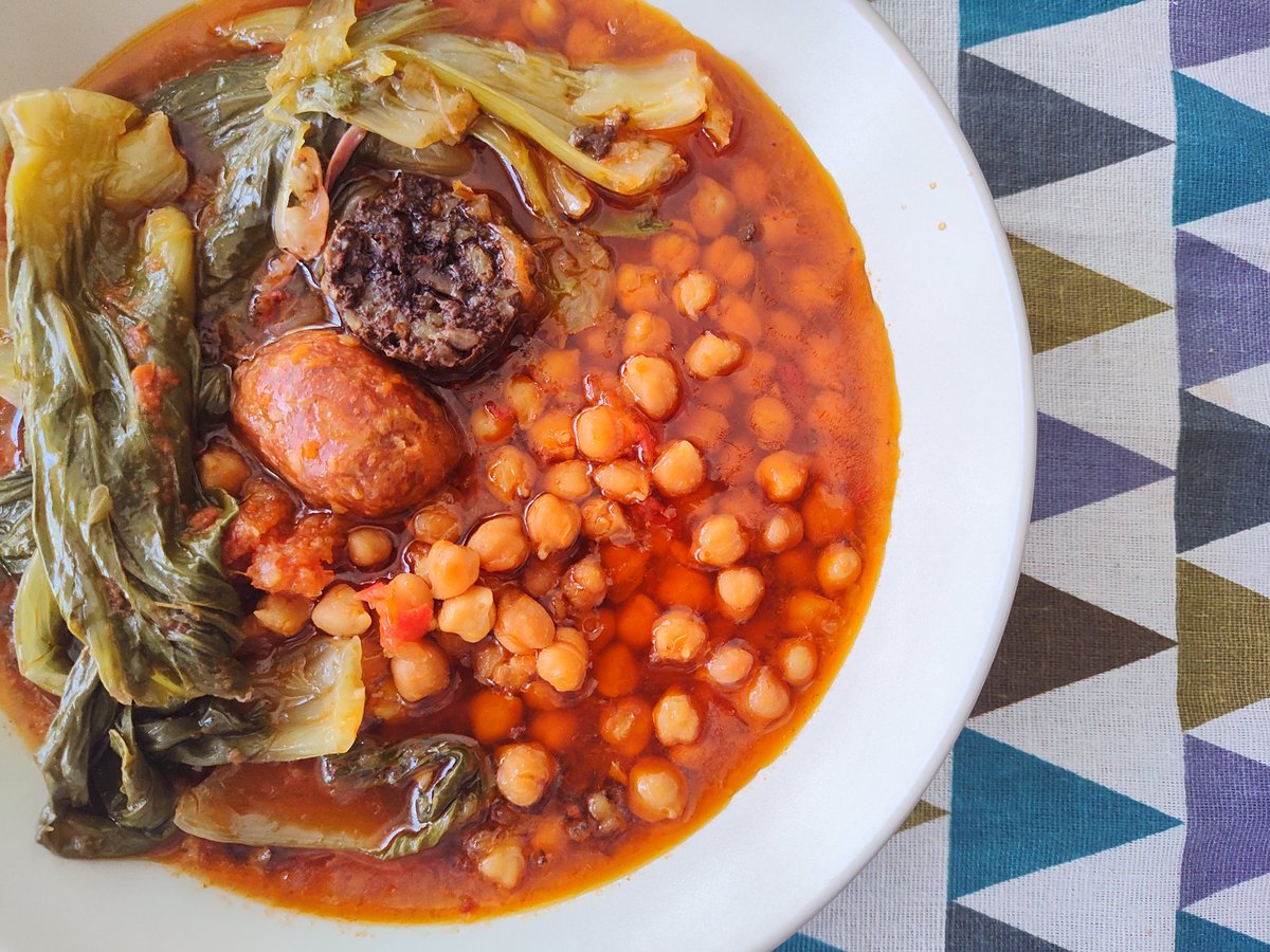 CurroLucas's tweet photo. Potaje de garbanzos y pack choi. Aunque el calor sigue, hay ganas de cuchara. Después de hacer un sofrito, todos los ingredientes a la #ocoo sin remojar los garbanzos. 3'5 h. en programa 'boiling'. Me ha sobrado como mínimo media hora de cocción.
#bienviviendo #encasa https://t.co/UTXSdKDis1