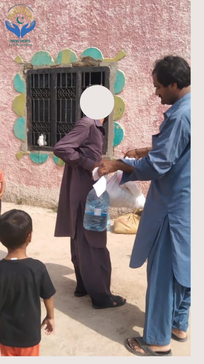 NewHopeFdnPK's tweet photo. Our efforts continue to reach flood effectes in Sindh; #NHF #Thatta distributed ration bags in 75 flood effected families of Village Rajo Nizamani UC Tando Hafiz Thatta #Sindh.And thanks @SartajAhmedT for cooperation as volunteer together with #NHFFood team.
#SindhFloods https://t.co/qR98vnFDQZ