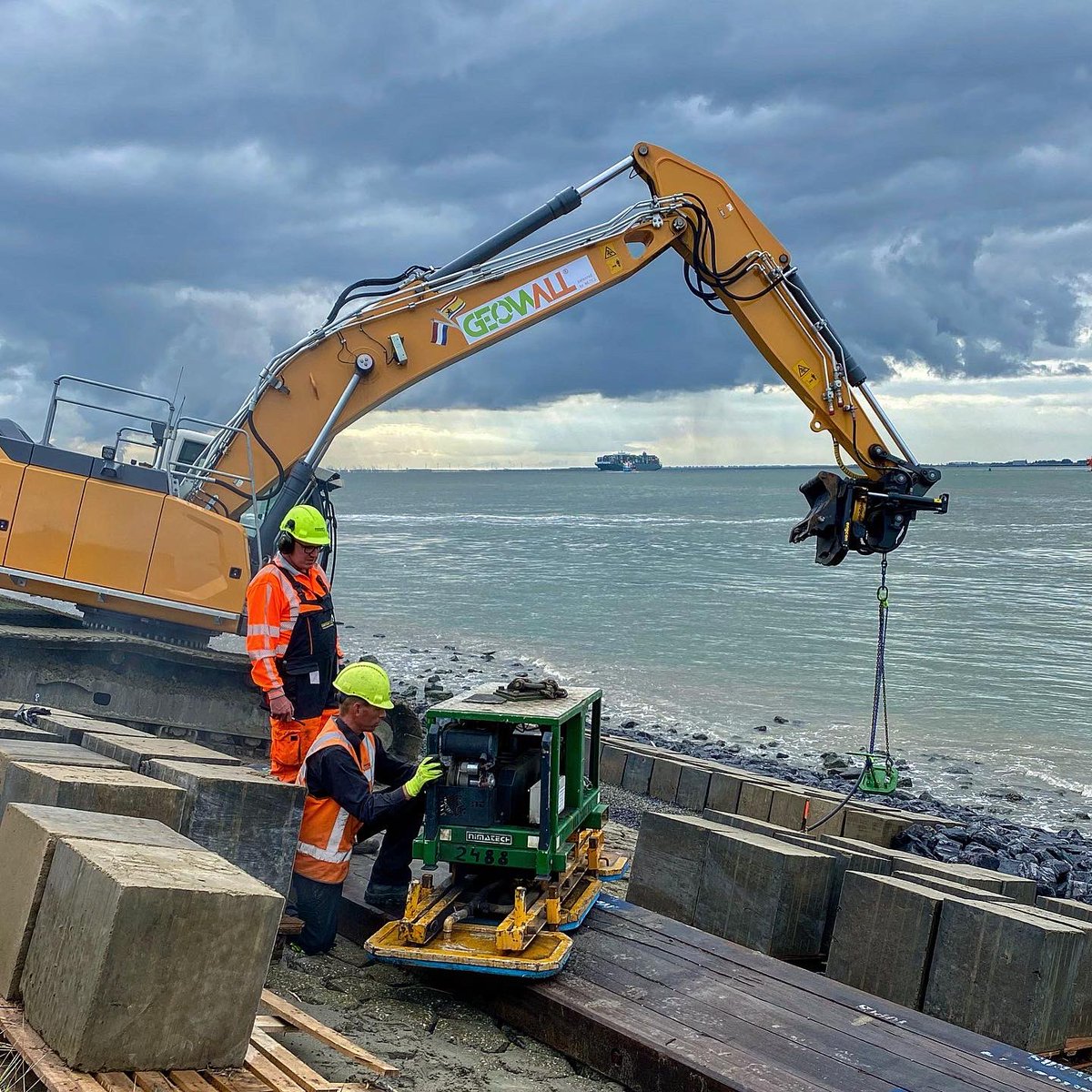 Het is zover! Deze week leggen we een proefvak aan met blokken van bagger op de dijk bij Hansweert. De komende jaren kijken we hoe de stenen zich houden: Zijn ze sterk genoeg? Wat is de ecologische ontwikkeling? Wij zijn benieuwd! #dijkversterkingsdonderdag