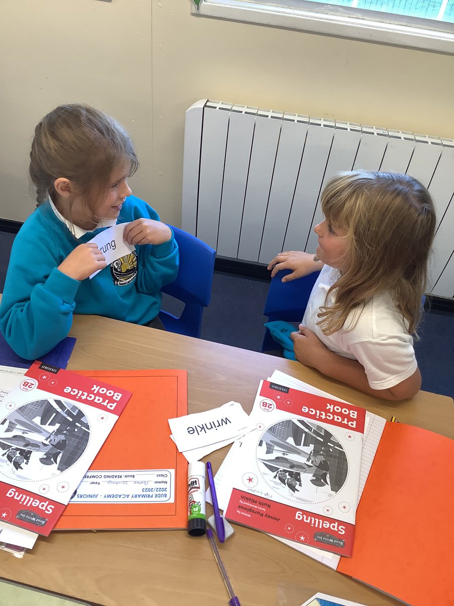 budejuniors's tweet photo. In Year 3 we are learning the how to spell words that begin with the letters wr, how many words can you think of that begin with wr? #Flashcardfun https://t.co/aujGB8lWGB