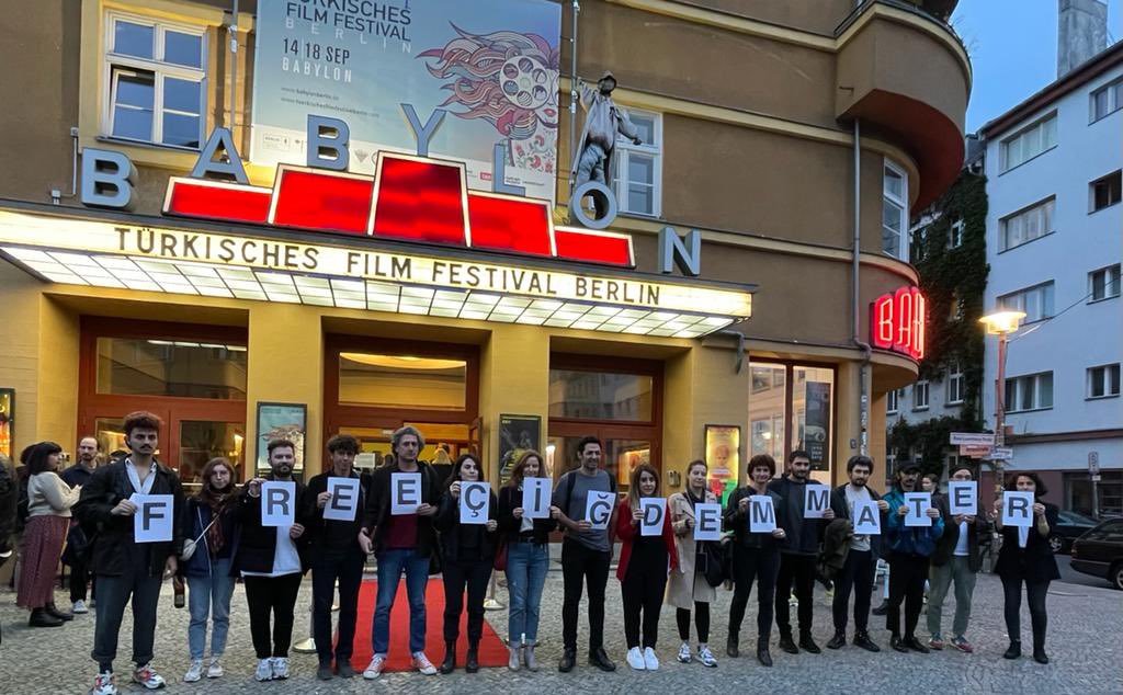 Berlin Türk Filmleri Festivali’nde sinemacılardan Çiğdem Mater’e destek geldi. @mert__firat , @pelinesmerfilm , Tuna Kaptan ve bir çok yönetmen, oyuncu, yapımcının yer aldığı festival açılışında #ÇigdemMatereÖzgürlük çağrısında bulundular. #TurkischesFilmFestivalBerlin