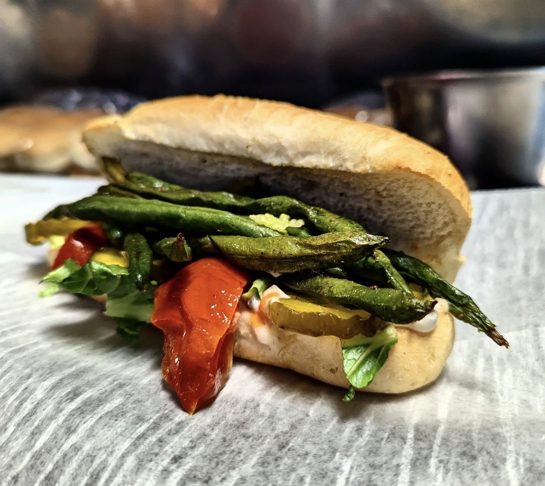 Green Bean Po'boy [v]

Old Bay roasted green beans, lettuce, roasted tomato, bread and butter pickles, caper remoulade

#vegan #vegansandwich #greenbeans #poboy #buffalony #cafelife #cafegodot