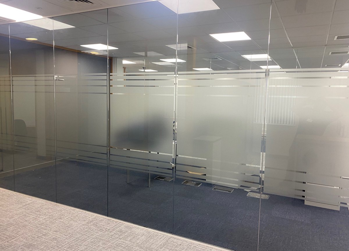 CSDprint's tweet image. …we can also cut and stick! 
The talented CSDPrint team has just finished applying these frosted vinyl privacy panels - no printing involved.
#privacyatwork #privacy #vinyl #frostedvinyl