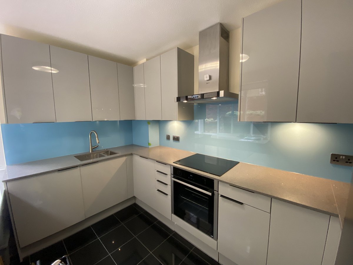 Bespoke Glass Splash tweet media