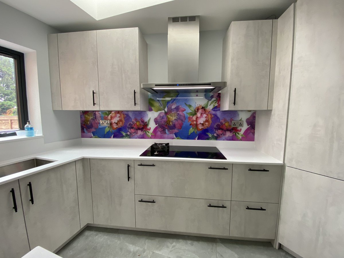 Bespoke Glass Splash tweet media