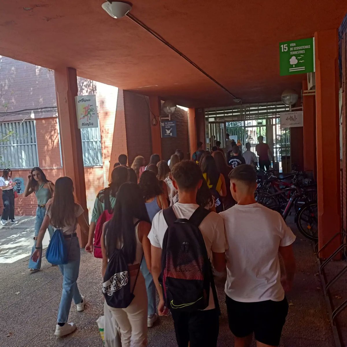 IESFranciscoAya's tweet photo. ¡Vuelve la alegría al Ayala! 👏👏👏👏 Estamos en marcha un nuevo curso! 💪💪💪 https://t.co/uAriBCkBWG