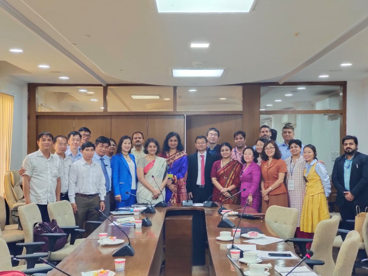 UNDP_India's tweet photo. #SouthSouthCooperation🫱🏾‍🫲🏽 to achieve #2030Agenda🌏.
 
@UNDP🇮🇳 is hosting a delegation from #Vietnam🇻🇳 to exchange best practices in #PlasticWaste mgmt.
 
The delegation met key officials from @MoHUA_India &amp; @moefcc to learn about effective policies &amp; models 👉 #CircularEconomy♻️. https://t.co/BLR2KxUvBF