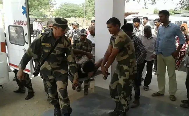 When #BSF soldiers tr!ed to stop smu🅖🅖ling on the Indo-Bangladesh border, the smu🅖🅖lers attⓐcked the soldiers with a sharp k!ller.
#BSFfoiledsmuggling #TeJran 
#PapalaRao #Deloitte