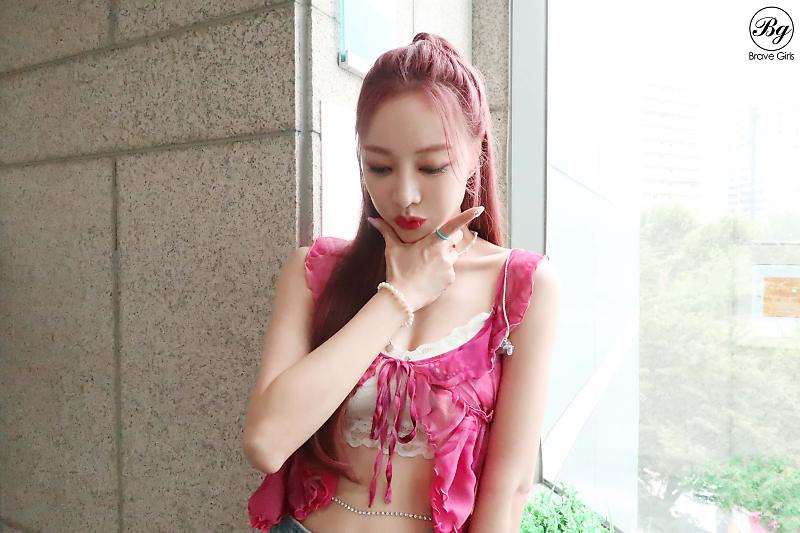 bg0409n30's tweet photo. OEHO 홍은지 미친 미모!
오에오~ 베베베~ 여름엔 오에오~
비하인드 포스트~
https://t.co/9PNi90Ytms
#bravegirls #mc민지 #mc은지 #oeho #오에오 https://t.co/wTawuatOlr