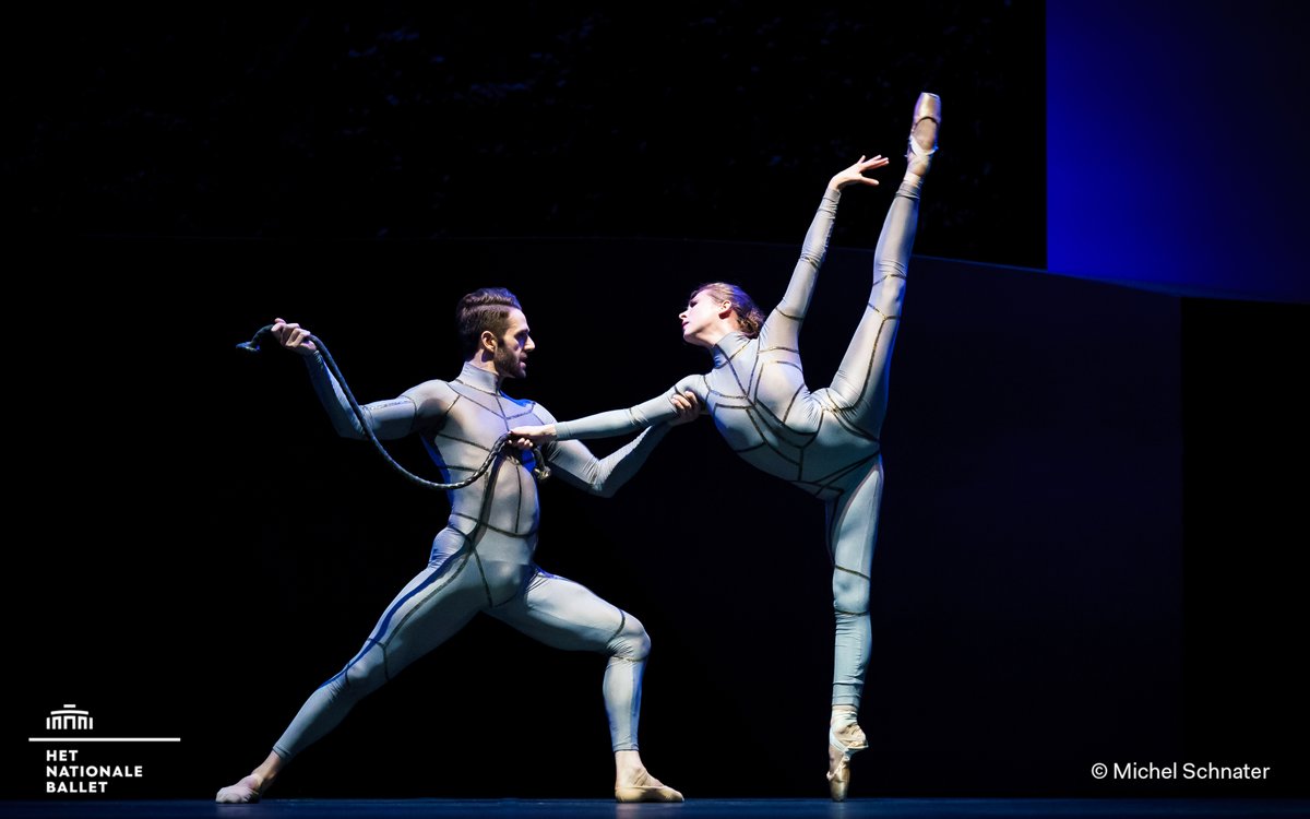 ⭐️⭐️⭐️⭐️#review for the opening programme 'Shadows' from @NRC! Read the full review here in Dutch: nrc.nl/nieuws/2022/09…. Photo: @MichelSchnater Dancers: Dustin True and Alexandria Marx in @MilenaSidorova's world premiere 'Regnum' #ballet #Shadows #newseason