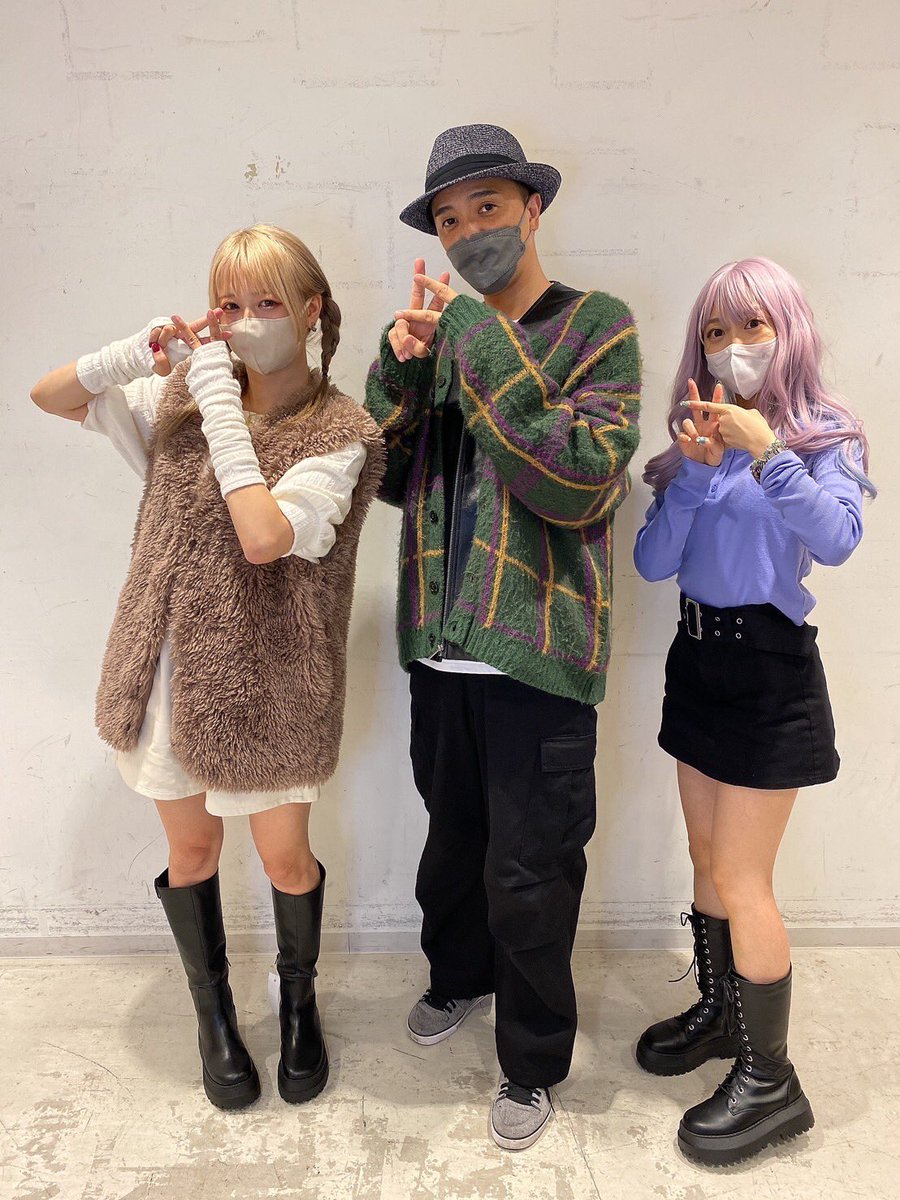 今日のWEGOインスタライブで着せて頂いた服、写真では見えにくいけど緑のカーディガンの下は革ジャン袖なしです！めちゃくちゃオシャレ！！参考までに　身長183 体重73です！WEGOさんで買えるよ！