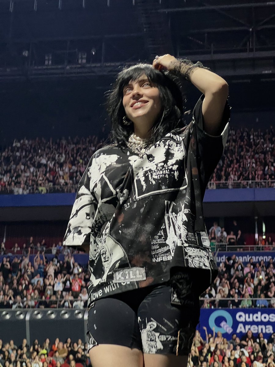 oldbillievibes's tweet photo. #HTESydney: Billie en el escenario del @qudosbankarena en Sydney, Australia. 🤍
📸: @GOLDWlNGS https://t.co/SLDQ5U0ebb