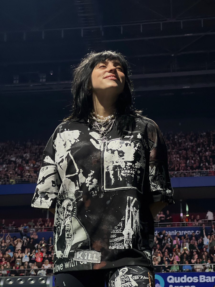 oldbillievibes's tweet photo. #HTESydney: Billie en el escenario del @qudosbankarena en Sydney, Australia. 🤍
📸: @GOLDWlNGS https://t.co/SLDQ5U0ebb