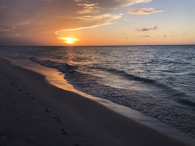 Ben kimim..!
Beni söylediklerimde arama…
Ben söylemediklerimde gizliyim…
O görmediğin koskoca derya gönlümdür.
Gördüğün sahil ise dilim...
~Mevlana~